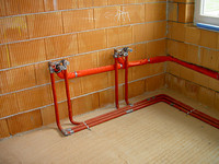 Unterputz-Installation von Warm- und Kaltwasserleitung und Abflussleitung im Bad für Doppelwaschtisch